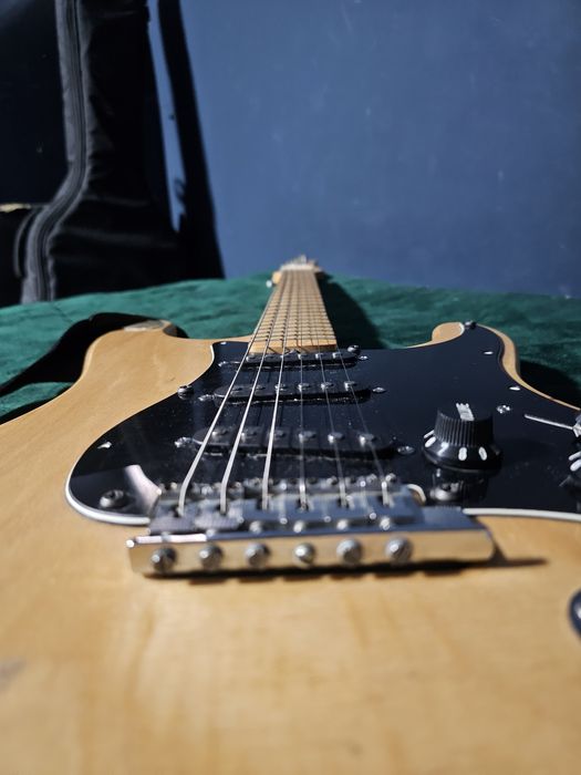 Продаётся винтажная электрогитара