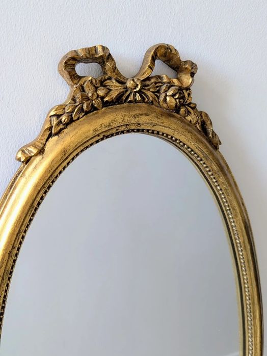 Oglindă ovală antică cu o ramă aurită delicat sculptată, piesa in stil