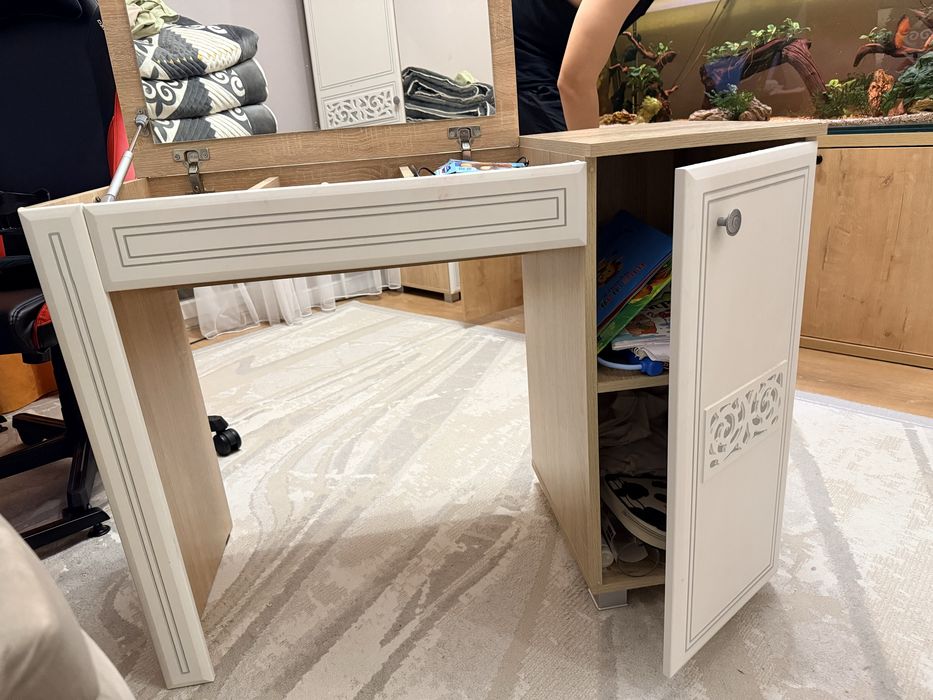 Продаётся туалетный столик с зеркалом