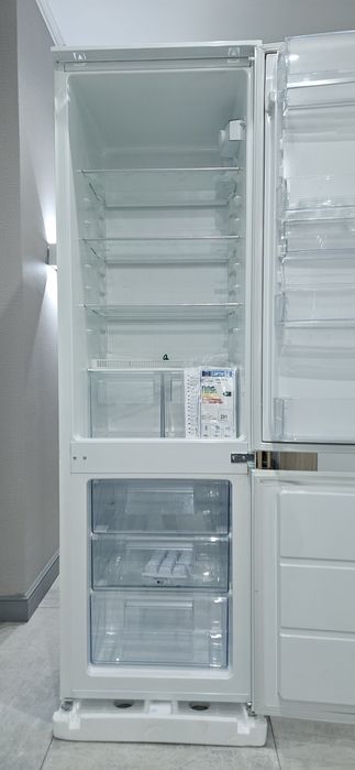 Холодильник встраиваемый Electrolux  ENN92801BW