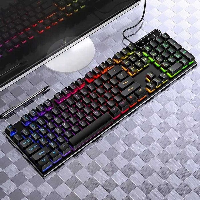 Tastatura gaming iluminata LED RGB silentioasa cu bloc numeric USB