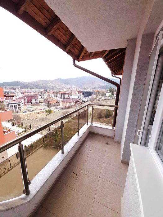 Нов напълно обзаведен 3-стаен апартамент в широк център на Велинград.