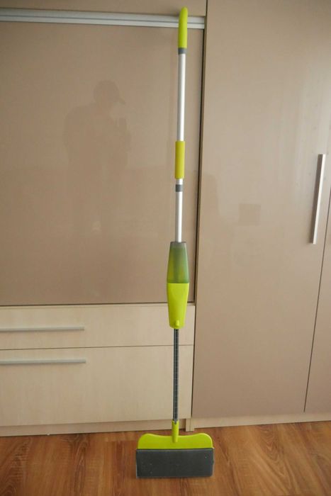 Mop plat cu pulverizator Rovus, microfibra, maner extensibil, 59 x 9 cm