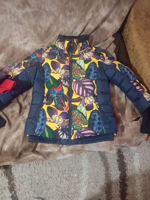 Продам 2 куртки на девочку