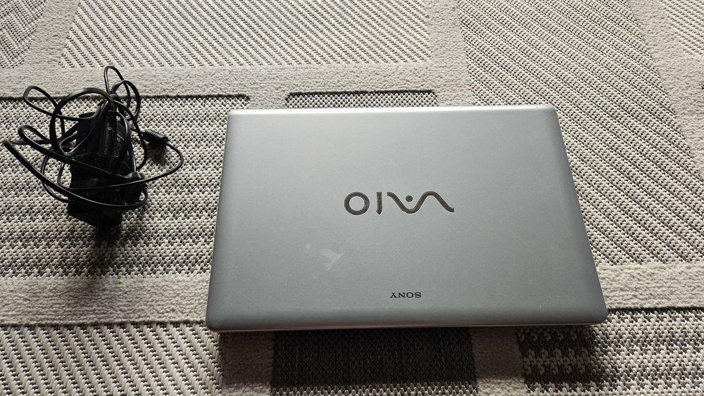 Лаптоп Sony VAIO VPCEB1E1E Core i3, 4GB RAM, Windows 10  Оригинална чанта VAIO