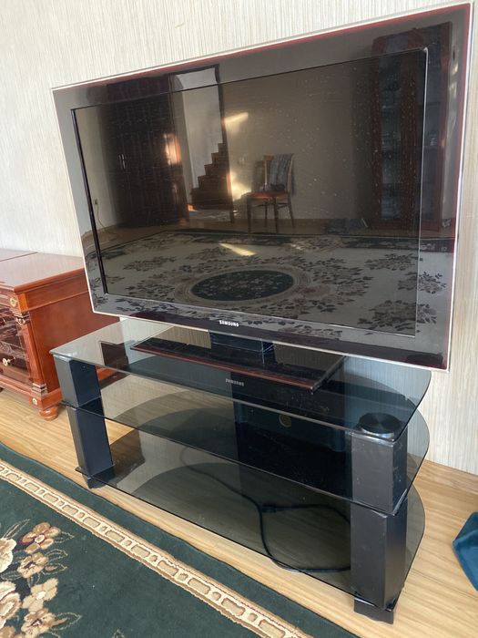 Телевизор вместе с подставником