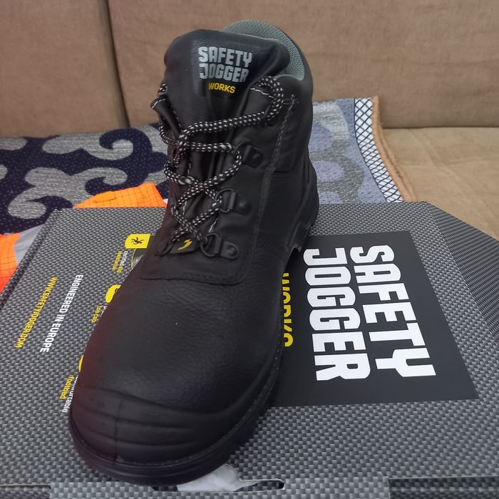 Продаётся огнеупорная спецодежда новая.