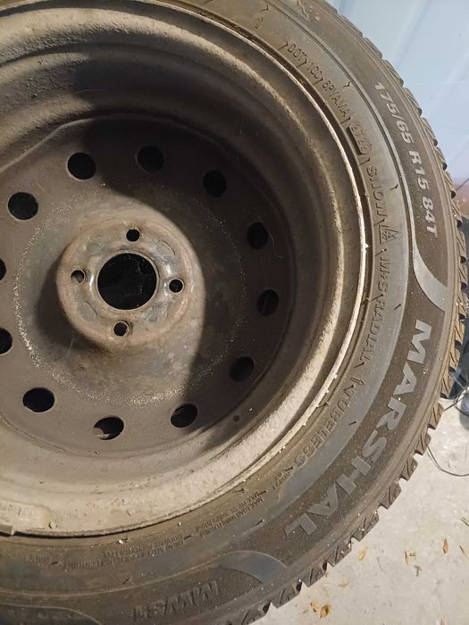 Продавам 2бр. зимни гуми 15"