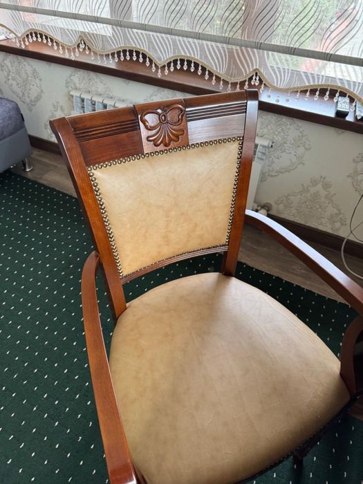 Стол деревянный с креслом