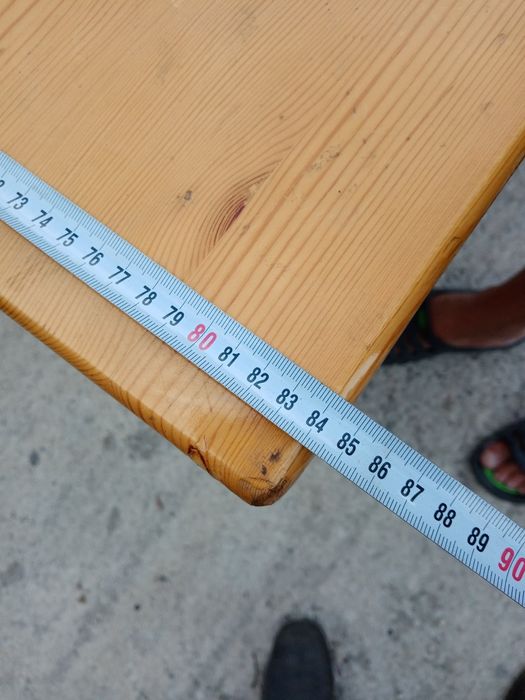 Продавам масивни маси от дърво и столове