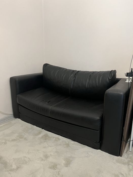 Двуместен кожен диван с опция сън. Използван в добро състояние.