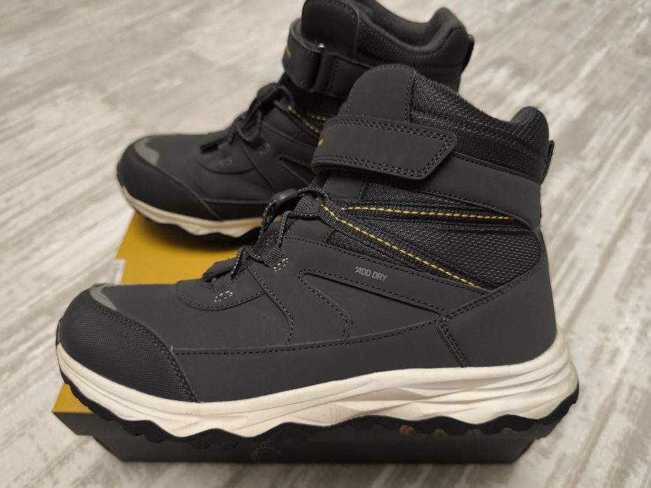 Продам осенние ботинки