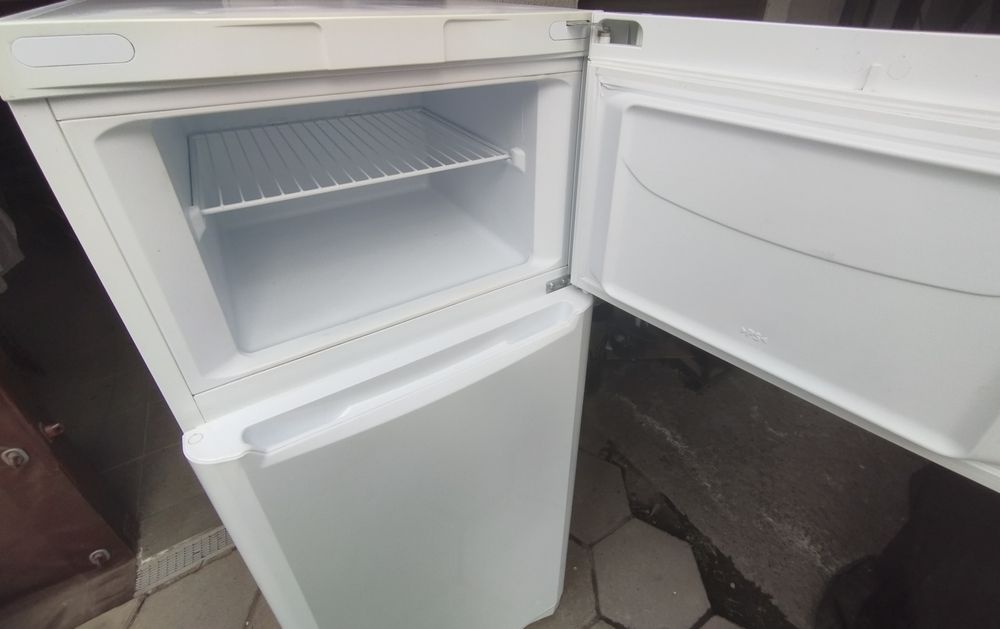 Продавам хладилник с камера indesit taan