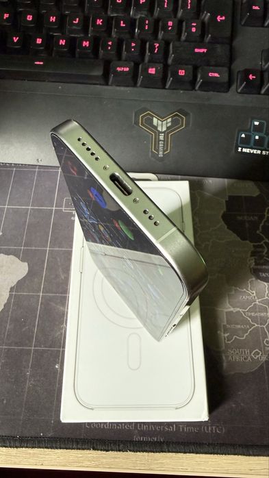 iPhone 15 Pro + huse originale