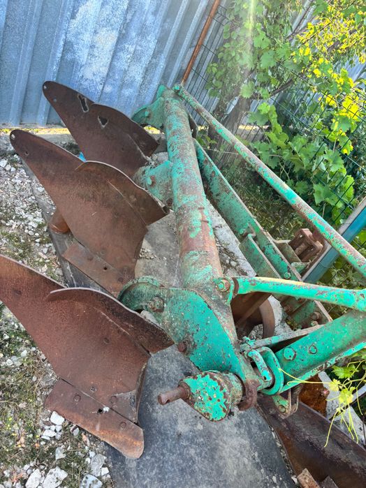 Pachet utilaje agricole tractor U650, 2 pluguri, disc, remorca, greblatoare, cositoare, met si mig