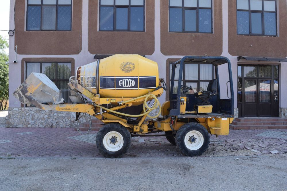 Autobetonieră autoîncărcătoare FIORI 4×4 – cuvă ~1–1,5 m³ de inchiriat