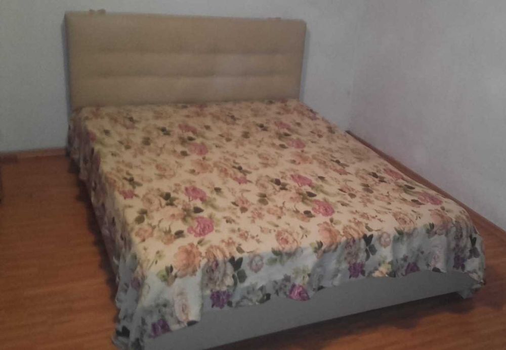 Pat mare din lemn cu spătar (imitație piele) (200 x 160 cm)