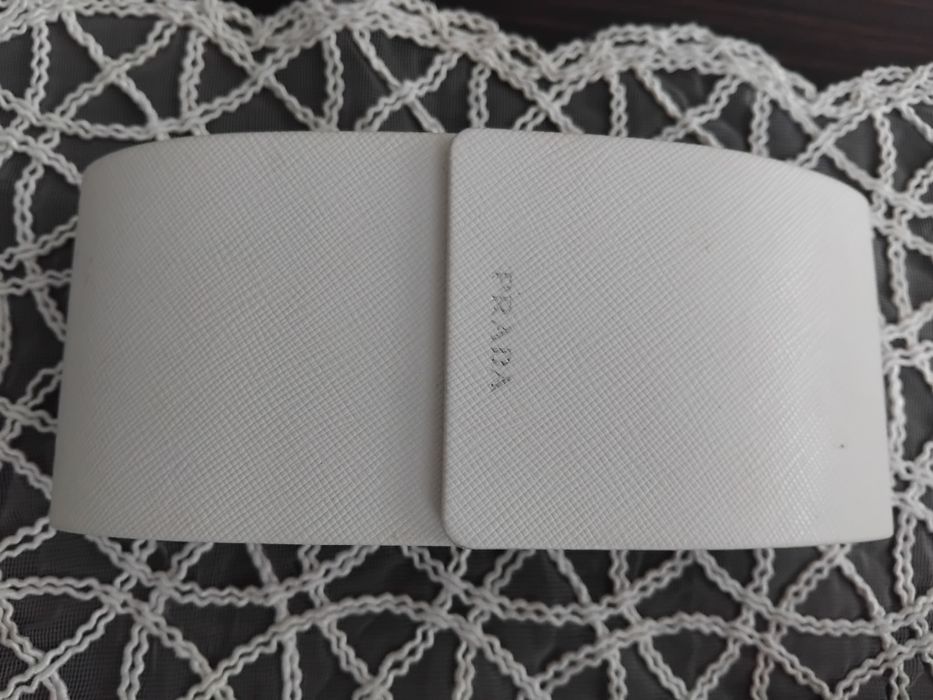Оргинални калъфи за очила Prada