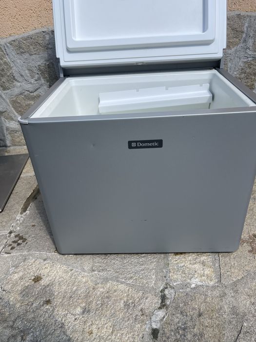 Хладилник Dometic на 12v , 220 и газ .