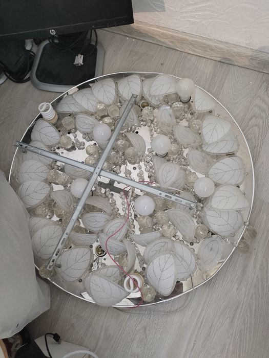 Продам люстру, большую на 12 лампочек,