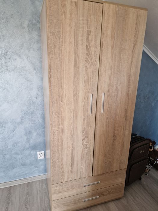 Dormitor cu pat dulap si noptieră