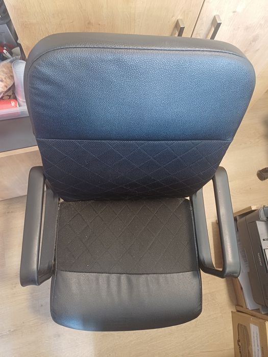 Продавам 2 бр. офис столове