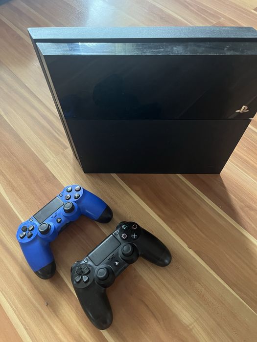 PS4 + 2 джойстика – много добро състояние