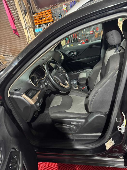 Vand autoturism jeep cherokee 4x4