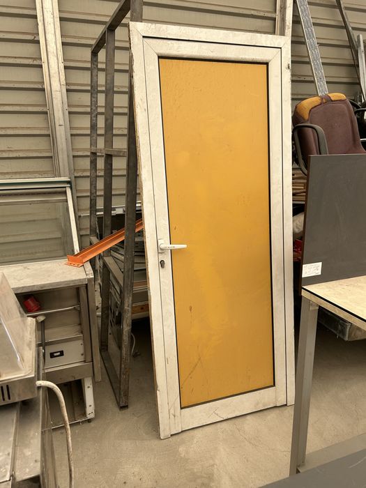 Врата  алуминиева с каса за магазин , склад