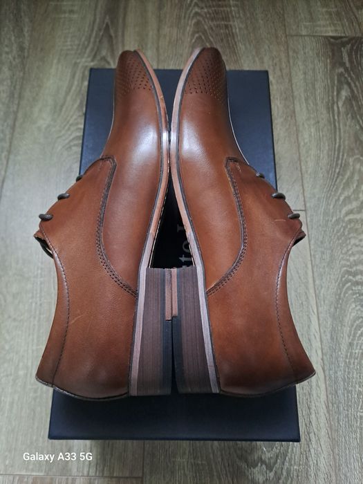 Vând pantofi noi din piele pentru bărbați,  brand  Battisto Lascari.