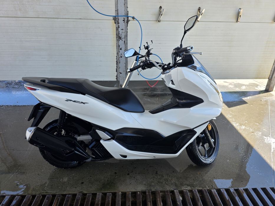 Vând schimb scuter Honda 125 PCX  AN 2024 1500 KM