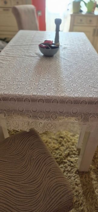 Продавам бяла дантелена покривка за маса