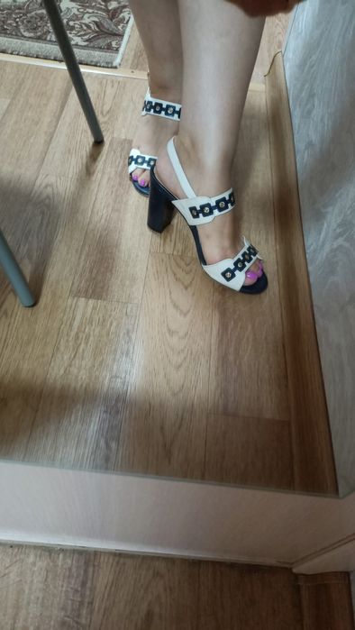 Продаю босоножки женские