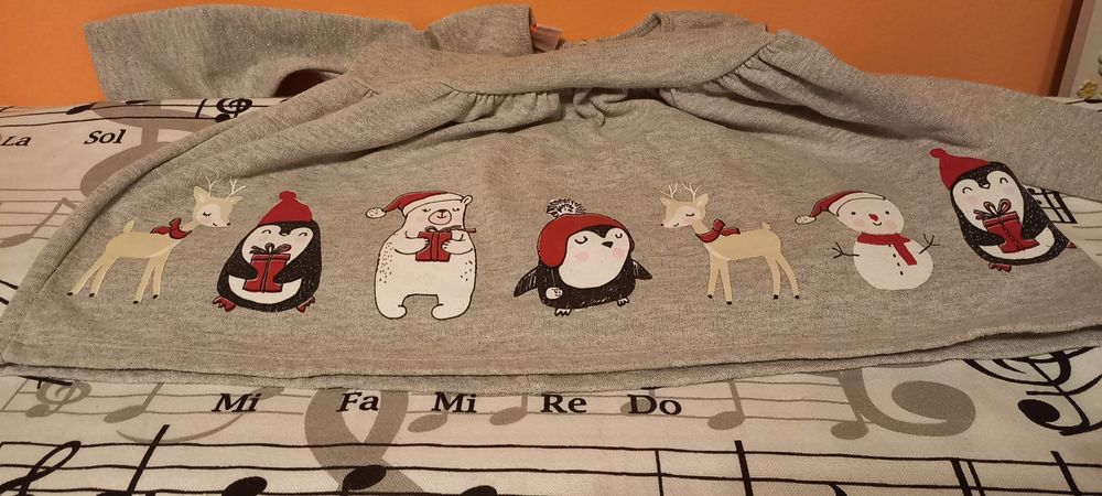 Две коледни роклички различни размери