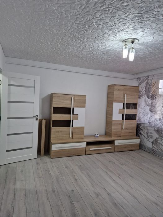 Închiriez garsoniera.