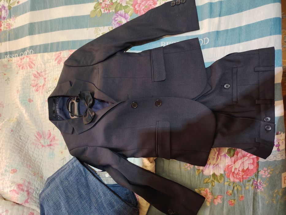 Продам два школьных костюма