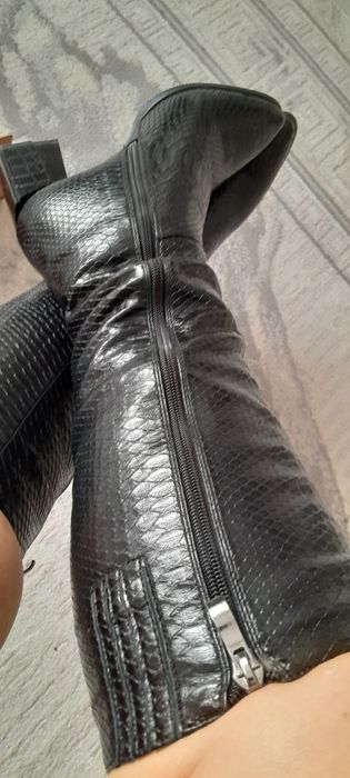 Продам черные кожанные сапоги.