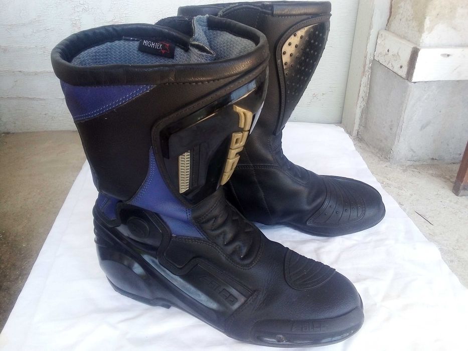 Яке две каски и два чифта мото ботуши