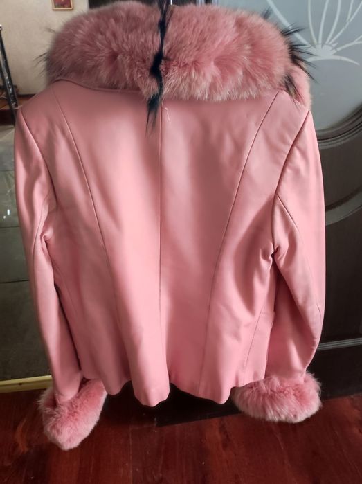 Кожаная куртка с меховым воротником