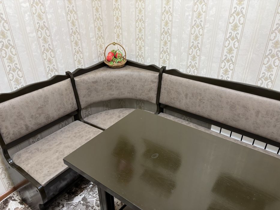 Продается б/у кухонный уголок со столом и стульями
