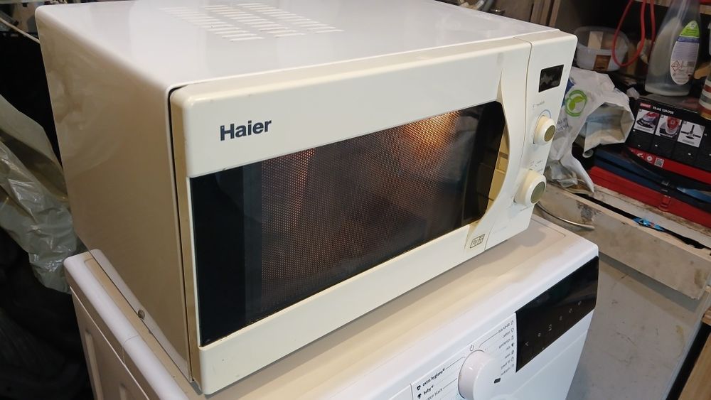Миклровълнова печка HAIER 1300W КАТО НОВА