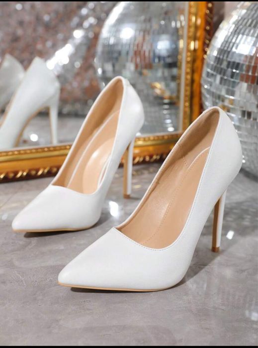 Бели кожени токчета