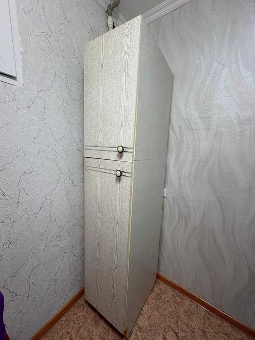 Продается срочно  Компактный и высокий шкаф-пенал, для кухни удобный