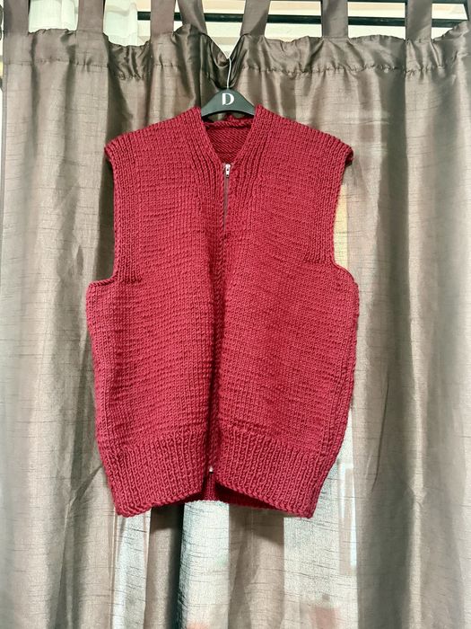 Vestă tricotată roșie cu fermoar, handmade, fără mâneci