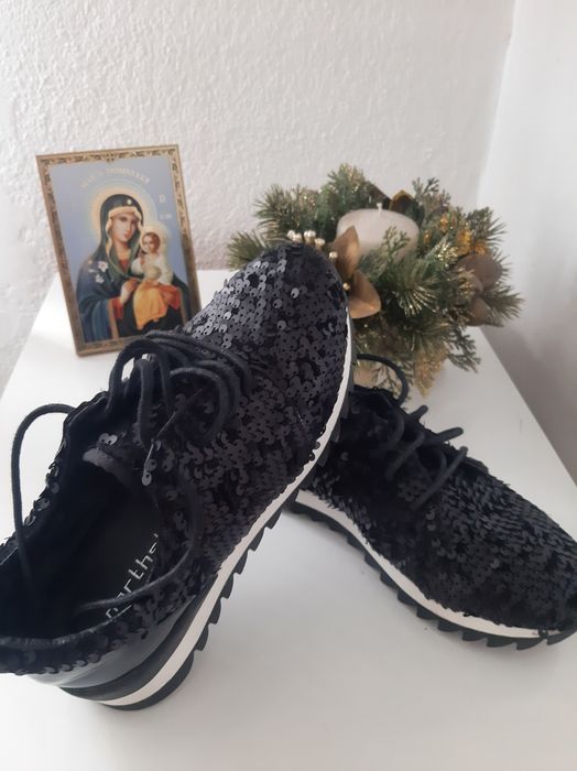 Vând adidași cu paiete marimea 36