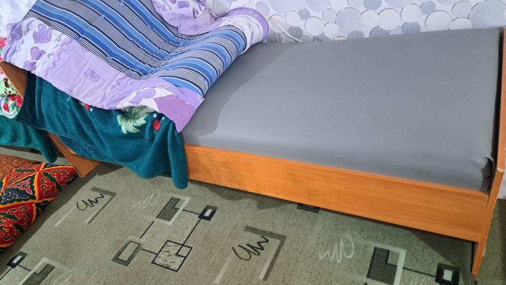 Шкаф и кровати 5штук.