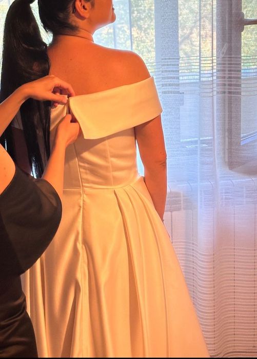 Rochie de mireasa +voal lung cadou