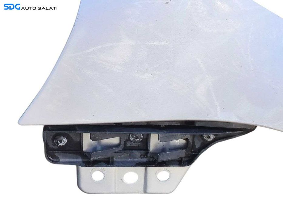 Aripa Stanga Fata Culoare Argintiu LA7W Volkswagen Golf 5 Hatchback Scurt 2004 - 2008 Cod 1K6880681A (Prezinta Ondulatii si Zgarieturi) [LC2456]
