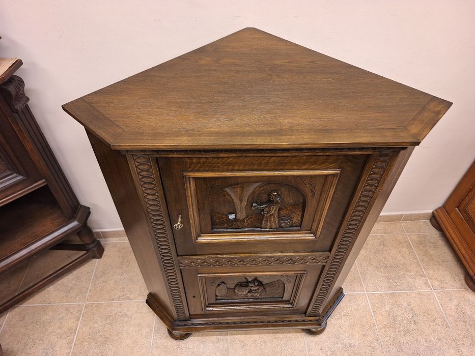 Винтидж ъглов шкаф с богата дърворезба