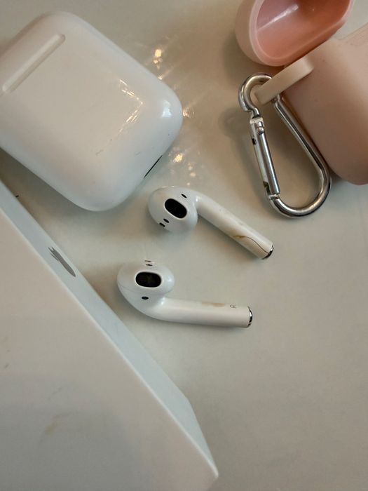 AirPods 2 използвани, работещи с чисто нов оригинален кабел и кейс